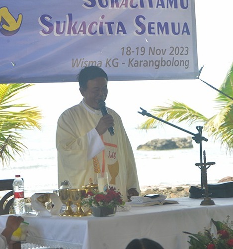 RD Thomas V Saidi saat mempimpin misa PAKAI.jpg